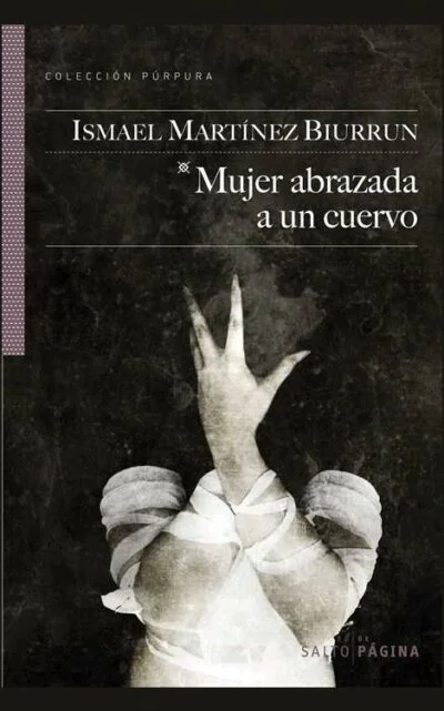 Mujer abrazada a un cuervo