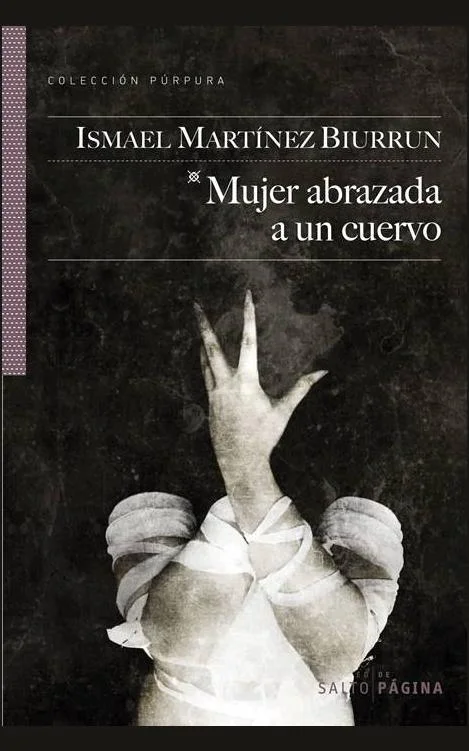 Mujer abrazada a un cuervo